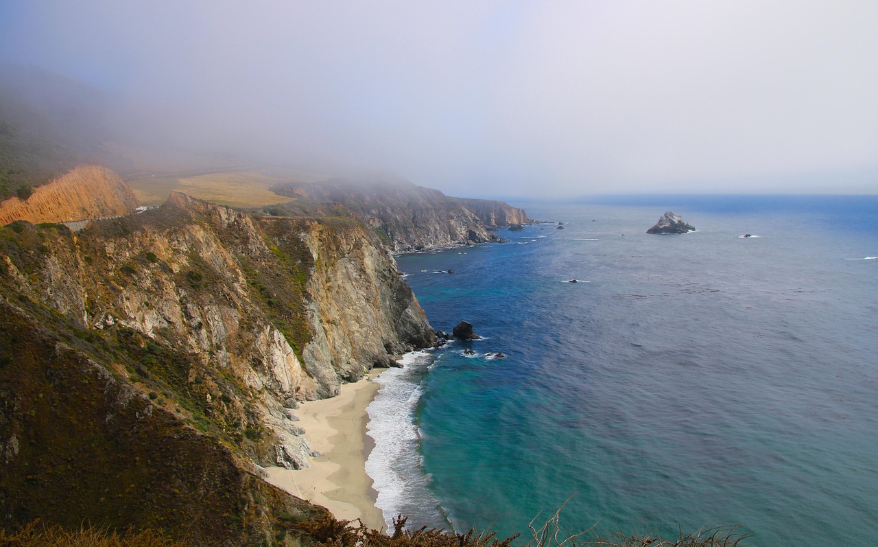 découvrez l'aventure ultime avec un road trip sur la côte ouest des états-unis : plages, paysages époustouflants et villes emblématiques à explorer.