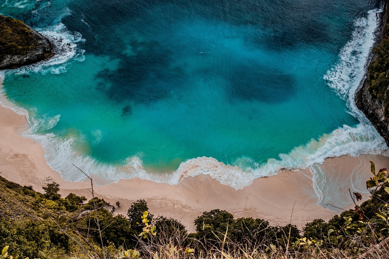 d&eacute;couvrez la plage du paradis cach&eacute;, un lieu idyllique et secret o&ugrave; sable fin et eaux cristallines offrent un cadre parfait pour la d&eacute;tente et l&rsquo;&eacute;vasion.