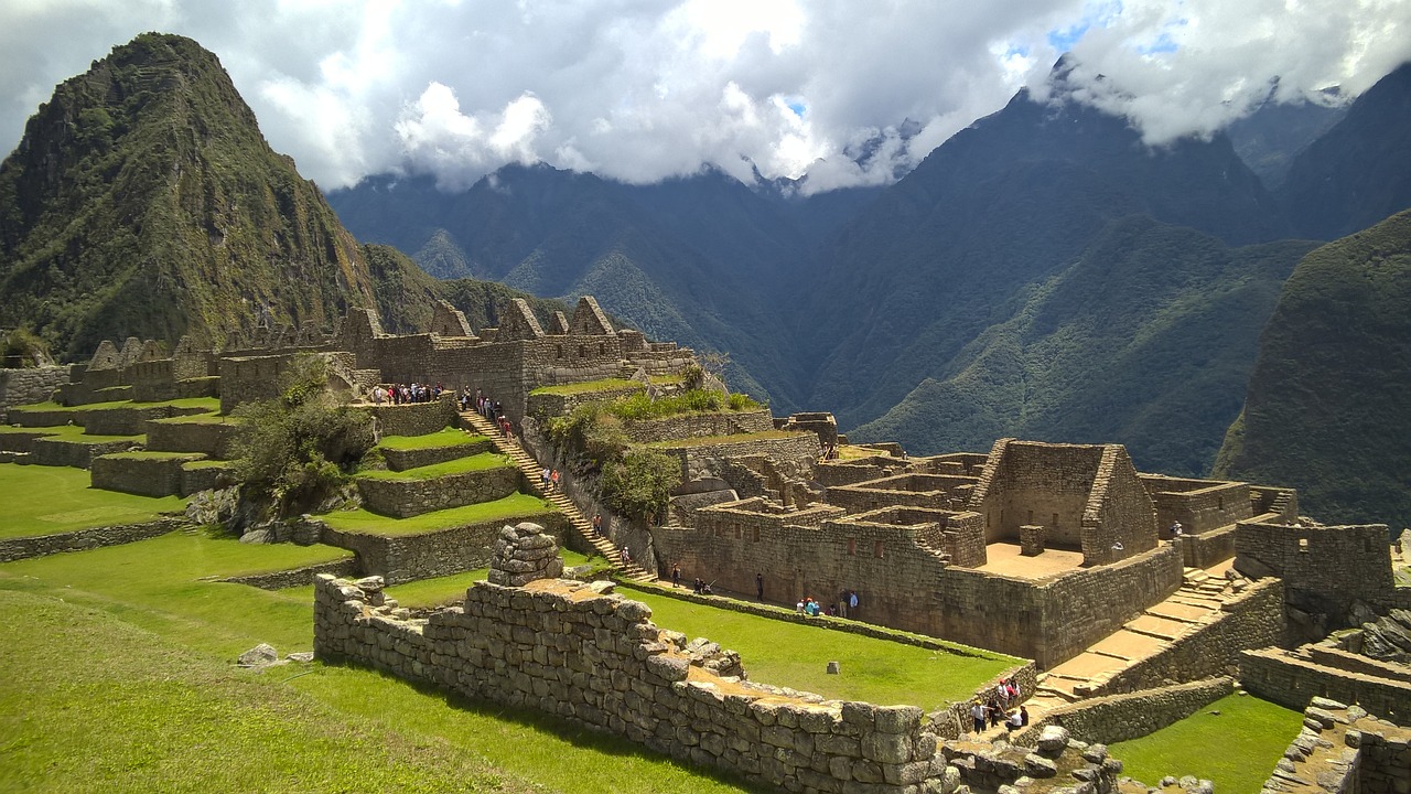 pr&eacute;parez votre trek au machu picchu avec notre guide complet : conseils pratiques, &eacute;quipement n&eacute;cessaire et astuces pour une aventure inoubliable au c&oelig;ur des andes.